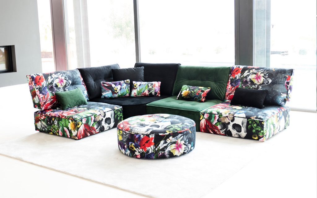 Kaunis monivärinen sohva