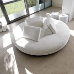 Pyöreä valkoinen sohva