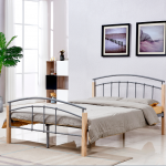 Kovová posteľ s drevenými nohami