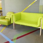 Neparasts spilgti zaļš dīvāns