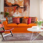 Oranžinė sofa
