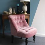 Ružičasta fotelja od velura