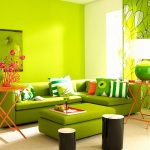 Açık yeşil kanepe ve açık yeşil duvarlar