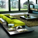 Sofa cerah hijau di pedalaman berteknologi tinggi