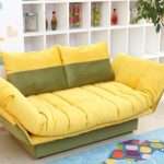 أريكة صغيرة صفراء