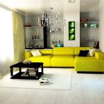 أريكة صفراء في غرفة المعيشة
