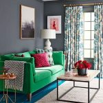 Sofa hijau dan bantal cetak berwarna-warni