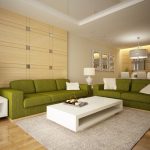 Grünes Sofa in einem beige Wohnzimmer