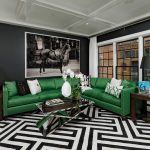 Žalia sofa juodai baltame interjere
