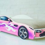 سيارة السرير الوردي